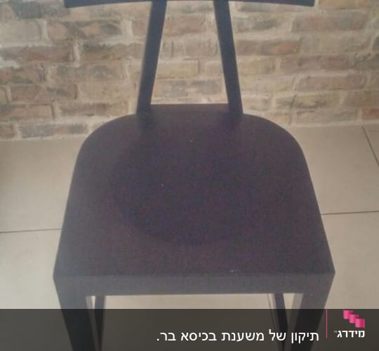 כיסא עץ כהה עם משענת גב מרובעת